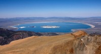 Mono Lake vanop afstand / Bron: Clr flickr, Wikimedia Commons (CC BY-2.0)
