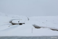 Het weggetje slingert door de sneeuw / Bron: ottergraafjes