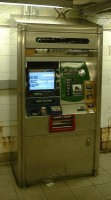 Een grotere kaartjesautomaat / Bron: Alphachimp, Wikimedia Commons (CC BY-SA-2.5)