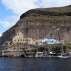 Santorini is een klein Grieks eiland met kabelbaan naar Fira
