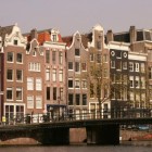 Met een groep de Amsterdamse grachten op: zo pak je varen en eten aan boord aan