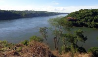 Drielandenpunt vanuit Puerto Iguazu / Bron: Roberto Fiadone, Wikimedia Commons (CC BY-SA-3.0)