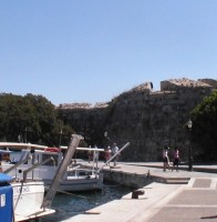 De haven van Kos, met de muur van de Johannietersburcht