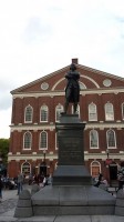 Faneuil Hall, met standbeeld van patriot Samuel Adams