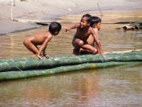 Lao kinderen spelen in de Mekong