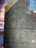 Detailfoto van de Rosetta<BR>
Stone laat de drie talen zien