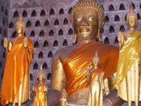 Een aantal van de vele Boeddha's in Wat Si Saket