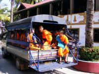 Jonge monniken in een sangthaew