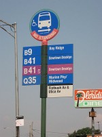 Typisch bord bij een bushalte / Bron: AEMoreira042281, Wikimedia Commons (CC BY-SA-3.0)