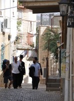 Straatje in Safed (2010) / Bron: Koosg, Koos de Geest, Wikimedia Commons (CC BY-SA-3.0)