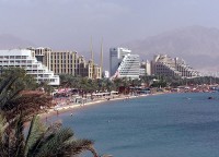 Hotels aan het noordelijke strand van de Golf van Eilat / Bron: Henrik Sendelbach, Wikimedia Commons (CC BY-SA-3.0)