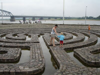 Modern labyrint in Nijmegen, bij de Waal / Bron: HandigeHarry, Wikimedia Commons (Publiek domein)