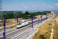 De AVE hogesnelheidstrein tussen Tarragona en Lleida / Bron: JPVL at Ferropedia, Wikimedia Commons (CC BY-SA-3.0)