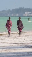 Twee Masai op het strand van Paje, Zanzibar