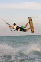 Kitesurfer aan het springen