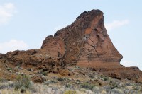 De zuidpunt van de oostelijke kant van Fort Rock laat goed de poreuze vulkanische steen zien