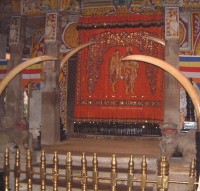 Heiligdom in de Tempel van de tand / Bron: Jimfbleak at English Wikipedia, Wikimedia Commons (CC BY-SA-3.0)