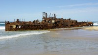 ... en het scheepswrak Maheno op Fraser Island / Bron: Alchemist-hp, Wikimedia Commons (FAL)