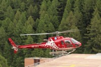 helikopter stijgt op bij Air Zermatt / Bron: ©ottergraafjes