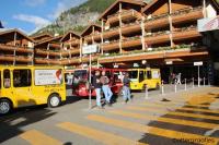 Bahnhofplatz Zermatt met elektrische auto's / Bron: ©ottergraafjes