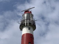 Telecommunicatieapparatuur en radar op de toren (foto 2019) / Bron: Persbureau Ameland