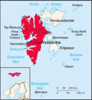 Locatie van Longyearbyen op het eiland Spitsbergen (rood) in Spitsbergen / Bron: Publiek domein, Wikimedia Commons (PD)