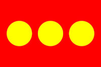 Vlag van Christiania. De drie gele stippen ´representeren' de puntjes van de drie I´s in Christiania; het is een vorm van humor.