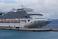 Afbeelding 2: Ook cruiseschepen doen Corfu-stad aan / Bron: Jean Housen, Wikimedia Commons (CC BY-SA-3.0)