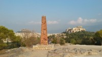 De obelisk met rechts de Acropolis en links de heuvel Likavittos
